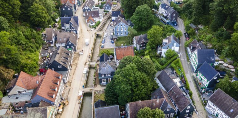 In Solingen laufen die Aufräumarbeiten nach dem Hochwasser. Die Inzidenz dort steigt seit Tagen. Es drohen neue Beschränkungen.