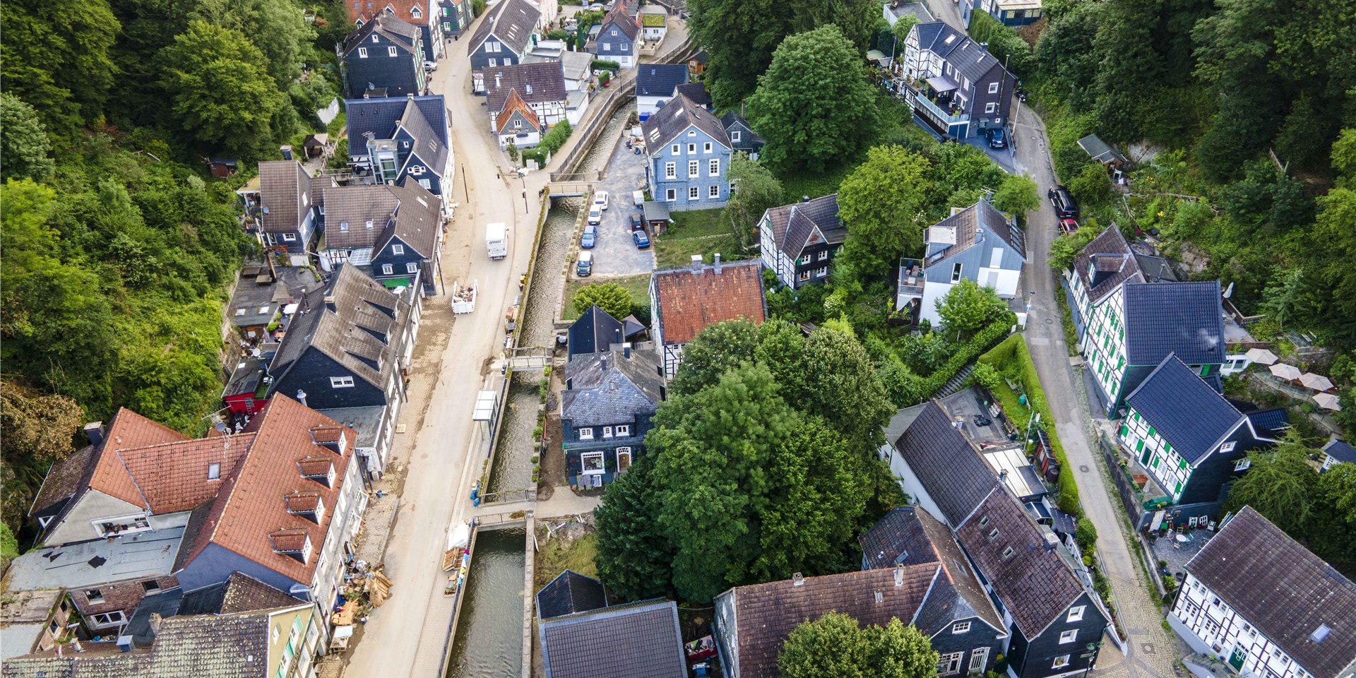 In Solingen laufen die Aufräumarbeiten nach dem Hochwasser. Die Inzidenz dort steigt seit Tagen. Es drohen neue Beschränkungen.