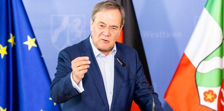 Nordrhein-Westfalens Ministerpräsident Armin Laschet will den Weg für SMS-Warnungen ebnen.