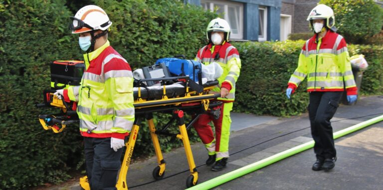 Zu einem Kellerbrand an der Eisenacher Straße wurden Einsatzkräfte von Feuerwehr, Rettungsdienst und Polizei gerufen.