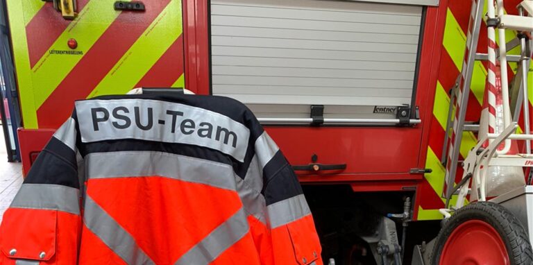Die Feuerwehrleute des Teams der psychosozialen Unterstützung (PSU) haben Jacken, die sie als Ansprechpartner deutlich erkennbar machen.
