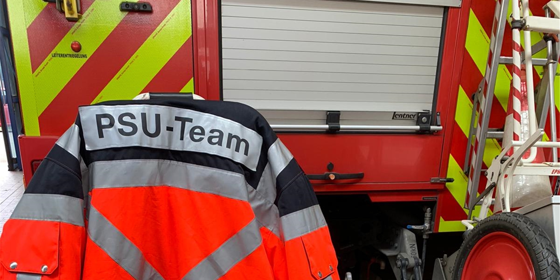 Die Feuerwehrleute des Teams der psychosozialen Unterstützung (PSU) haben Jacken, die sie als Ansprechpartner deutlich erkennbar machen.