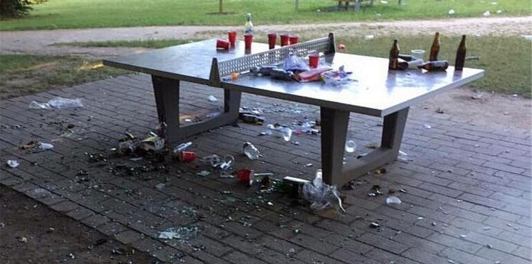 So finden die Anwohner den Spielplatz Sandweg in Westerholt morgens häufiger vor.