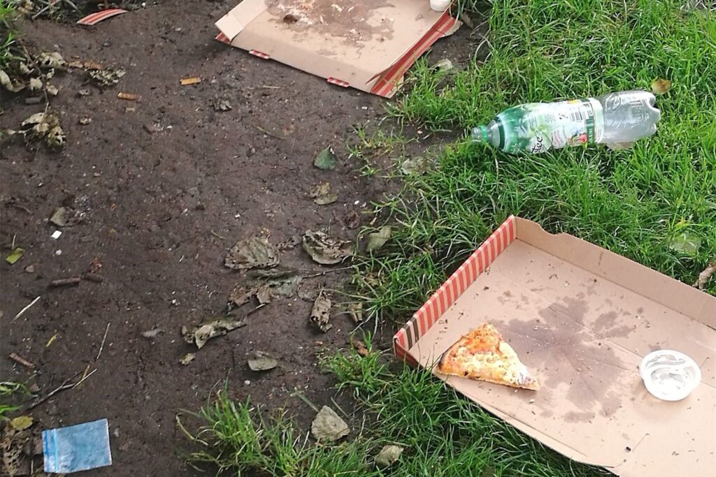 Leere Pizza-Kartons, Flaschen und Plastiktütchen, die mutmaßlich Drogen enthielten: All das liegt laut der Anwohner regelmäßig auf dem Spielplatz herum.