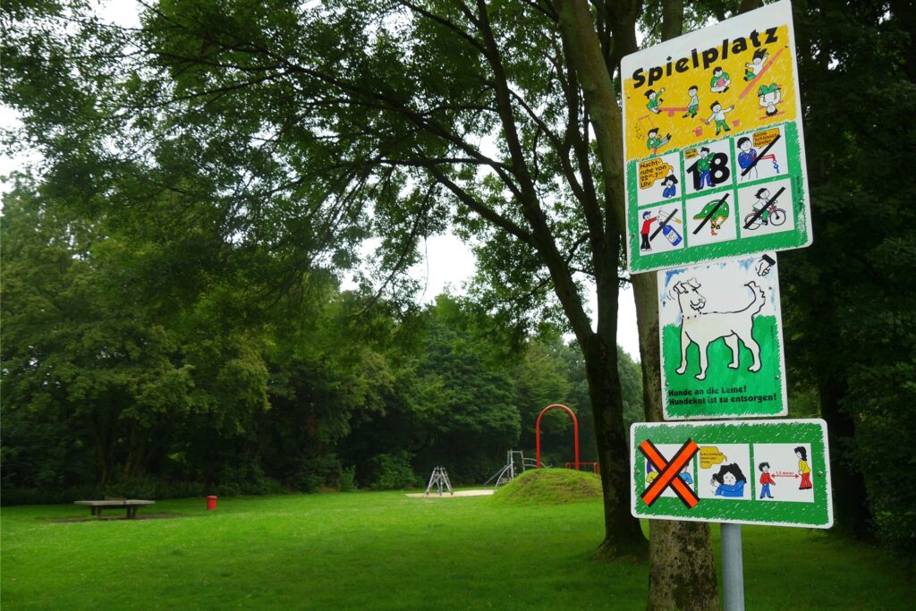 Unlängst wurde ein Schild mit Verboten und Hinweisen aufgestellt.