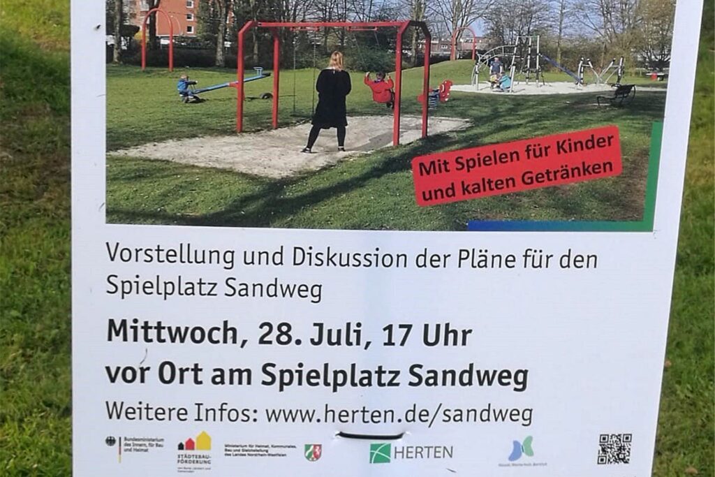 Mit einem Aushang wird am Spielplatz auf das Treffen am 28. Juli hingewiesen.