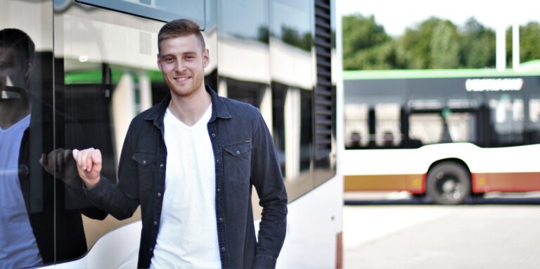 Jonas Gröner, Auszubildender zum Kaufmann im Büromanagement bei der Vestischen Straßenbahnen GmbH in Herten, hat bei der IHK-Aktion „Azubimoji“ seinen Berufsalltag auf Instagram vorgestellt.