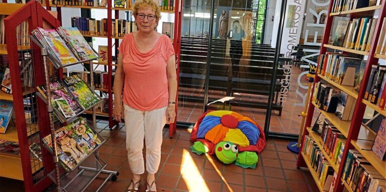 Gisela Jakowski leitet die Bibliothek in der Gemeinde St. Maria Heimsuchung, sie hat sich mit dem neuen Standort in der Kirche arrangiert. Zwar passte der Schreibtisch nicht mit in den Romeo-Saal, dafür kann sie direkt sehen, wer zu Besuch kommt.