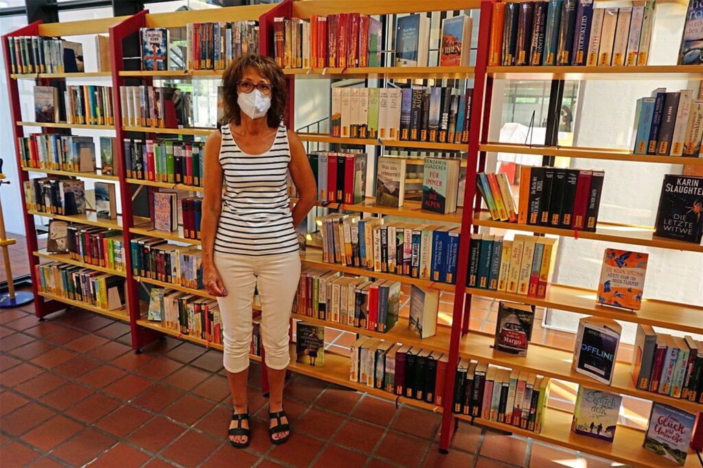 title attribut Es gibt auch Kritik. Heike Reckstadt ist zwar über den Erhalt der Bibliothek froh, jedoch empfindet sie die Auswahl kleiner als im Vergleich zu vorher.