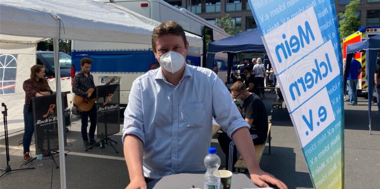 Bürgermeister Rajko Kravanja bei der Impfaktion auf dem Marktplatz in Ickern. Für die Wartenden gab es sogar ein Musikprogramm.
