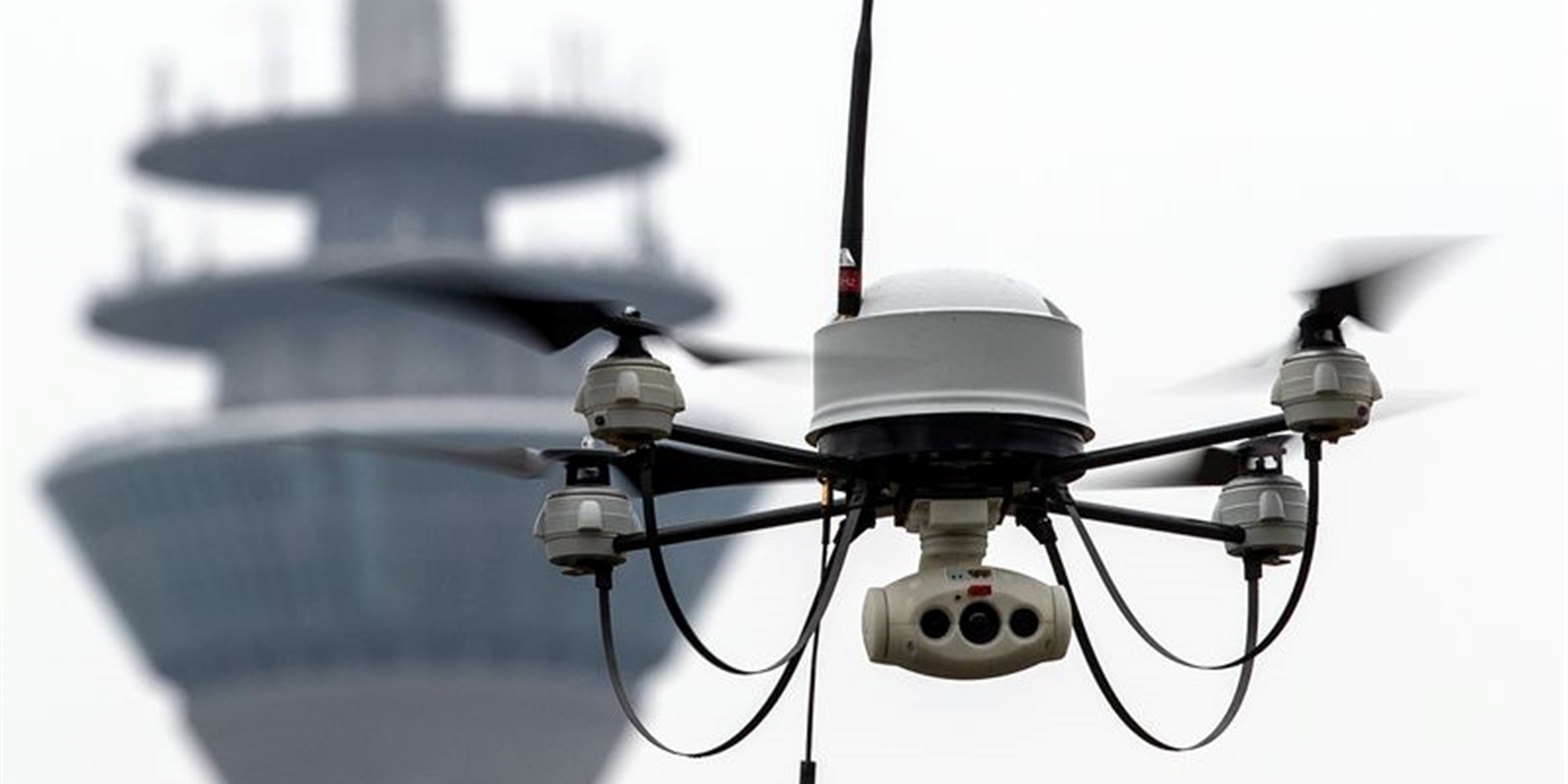 Eine Drohne der Polizei fliegt vor dem Fernsehturm.
