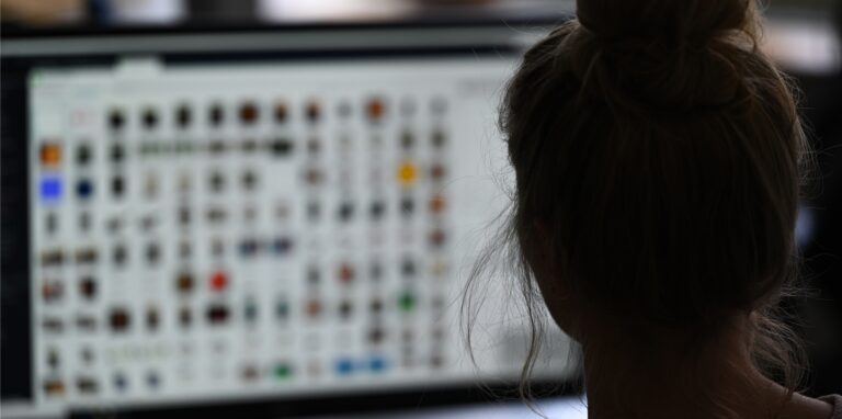 Eine Kriminaloberkommissarin sitzt in einem Büro vor einem Auswertungscomputer auf der Suche nach Kinderpornografie und Fällen von sexuellem Missbrauch.