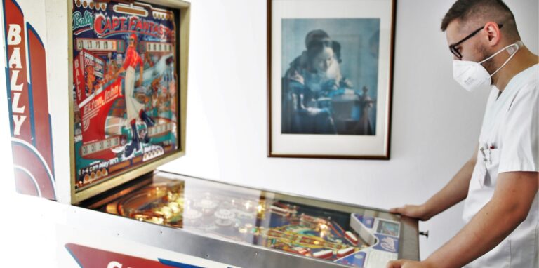 Erst gemietet, jetzt fest angeschafft. Ein Flipper steht nun im Wally-Windhausen-Seniorenzentrum.