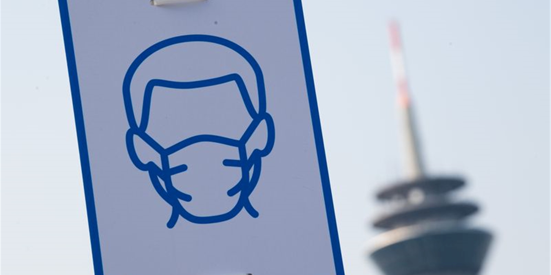 Ein Piktogramm weist in Düsseldorf auf das Einhalten der Maskenpflicht hin.