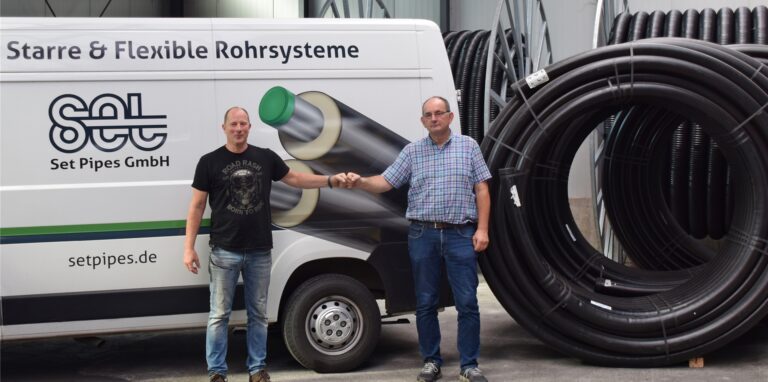 Elf Rollen Wasserleitungen wollen Volker Huvermann (l.) und Frank Müller (r.) in die Hochwassergebiete transportieren.