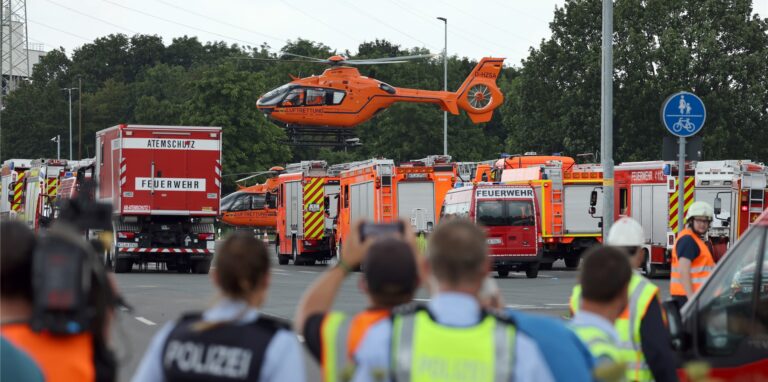 Ein Rettungshubschrauber startet nahe des Chempark. Bei einer Explosion im Chempark Leverkusen sind am Morgen nach Angaben der Kölner Polizei mehrere Menschen verletzt worden. Ein Mitarbeiter wurde tot geborgen.