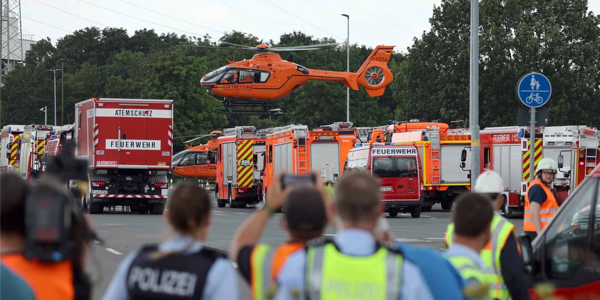 Ein Rettungshubschrauber startet nahe des Chempark. Bei einer Explosion im Chempark Leverkusen sind am Morgen nach Angaben der Kölner Polizei mehrere Menschen verletzt worden. Ein Mitarbeiter wurde tot geborgen.