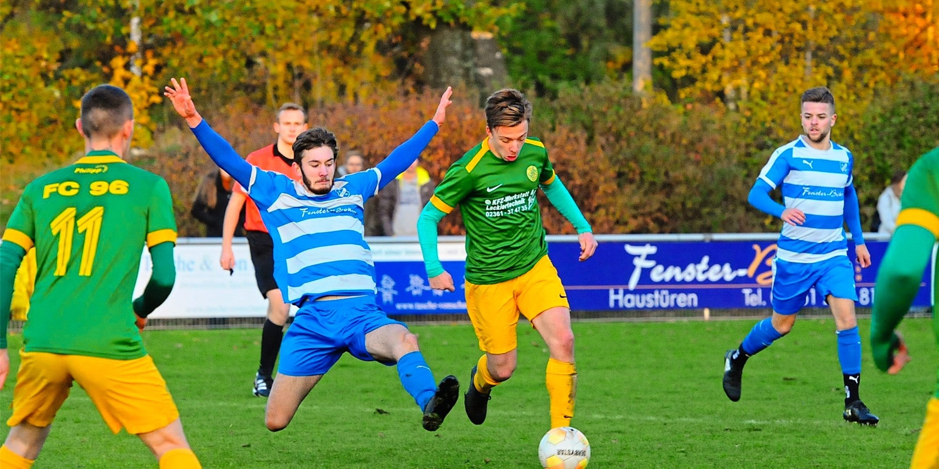 Grätsche im Derby: In der Kreisliga A2 treffen der SV Hochlar und der FC 96 Recklinghausen auch in der kommenden Saison aufeinander.