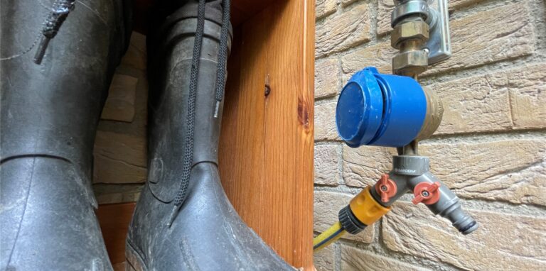 Geht es nach dem EUV, darf ein Gartenwasserzähler so künftig vielleicht nicht mehr eingebaut werden. Er muss von einem Fachbetrieb stattdessen fest vor der Zapfstelle installiert werden. Müsste man hier gar die Wand öffnen?