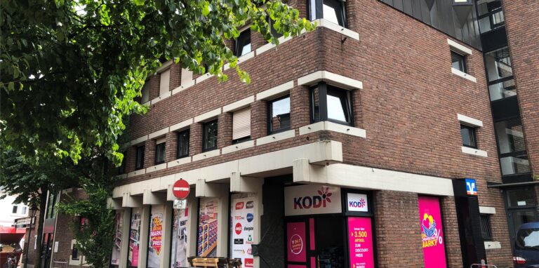 Nicht zu übersehen: Kodi zieht in das ehemalige Volksbank-Gebäude zwischen Merschtor und Kärntner Platz ein.