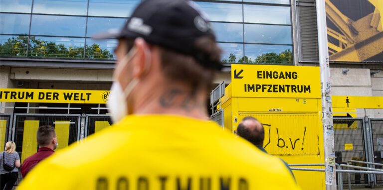 Schlange stehen am Signal Iduna Park: Aktuell nicht für BVB-Spiele, sondern für die Corona-Impfung.
