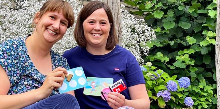Silvia Scheithauer (l.) und  Birgit Klapheck haben neue Aktionsboxen für Halterner Kinder entwickelt.