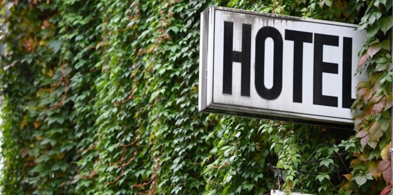 Hoteliers in den Hochwassergebieten appellieren an die Urlauber: Erst informieren, dann gegebenenfalls den Urlaub stornieren.