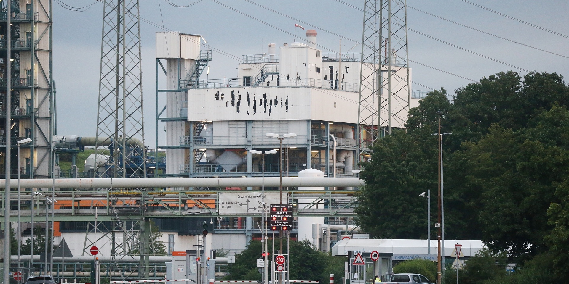 Nach der Explosion im Leverkusener Chempark sind am Gebäude Schäden zu erkennen.