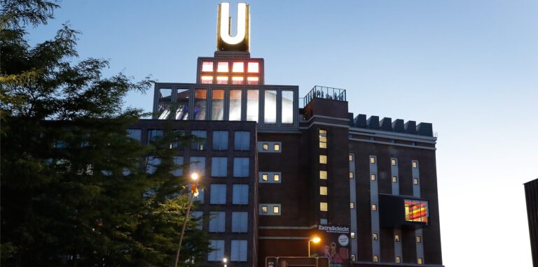 Weil in der Nacht von Freitag auf Samstag (24.7.) rund um den U-Turm gefeiert worden ist, räumte die Polizei den Bereich. Ein Dortmunder, der vor Ort war, kritisiert das Auftreten der Beamten.