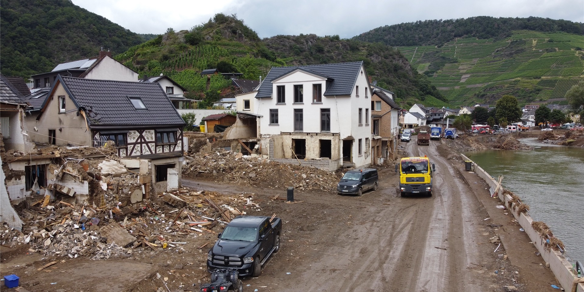 Zahlreiche Häuser sind nach der Hochwasserkatastrophe zerstört.