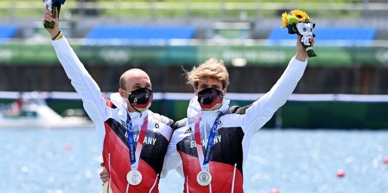Die Silbermedaillen-Gewinner Jonathan Rommelmann (l.) und Jason Osborne (r.) bei der Siegerehrung nach dem olympischen Ruderfinale im leichten Doppelzweier.