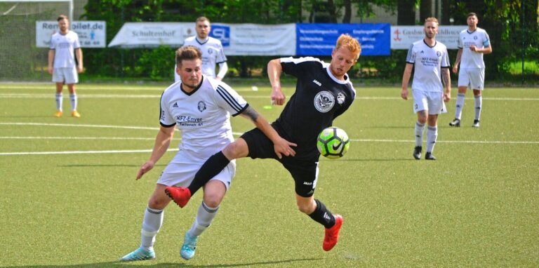 Am ersten Spieltag der Kreisliga A1 steigt das Marler Derby zwischen dem SC Marl-Hamm (hier mit Marcel Koch links) und dem TuS 05 Sinsen II, in diesem Bild mit Christian Kopse.