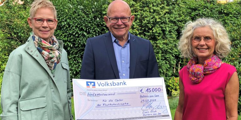 Barbara Sebbel (l.) und Christine Wille präsentieren mit Lions-Präsident Leo Keysberg den symbolischen Scheck: Die Spende soll den Opfern der Flutkatastrophe unbürokratisch helfen.