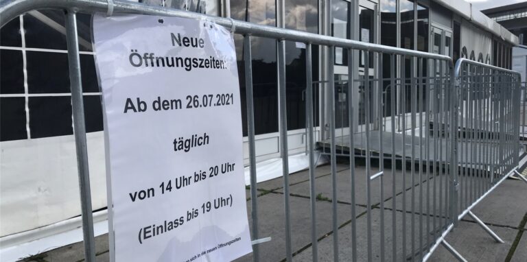Schilder weisen am Impfzentrum in Hörde auf geänderte Öffnungszeiten hin. Zahlreichen Menschen ist dies aber nicht mitgeteilt worden, obwohl sie für vormittags Termine hatten.