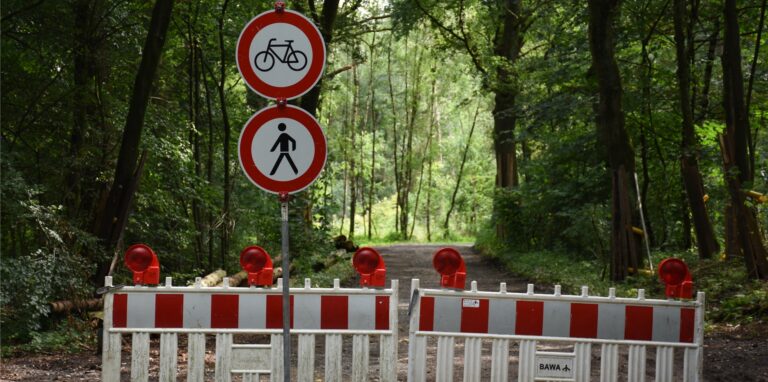 Seit Wochen ist der Brookweg für Radler und Fußgänger gesperrt. Auf der Verbindungsstraße zwischen Sythen und Dülmen ist sonst nur landwirtschaftlicher Verkehr zugelassen.