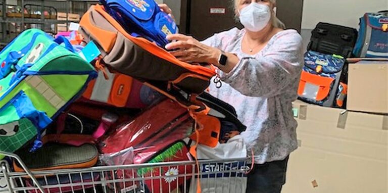 Spendenaktion: Christine Kumpf organisiert einen Benefiz-Markt für Kinderkleider und Spielzeug. Der Verkaufserlös soll zum Wiederaufbau in den Flutgebieten verwendet werden.