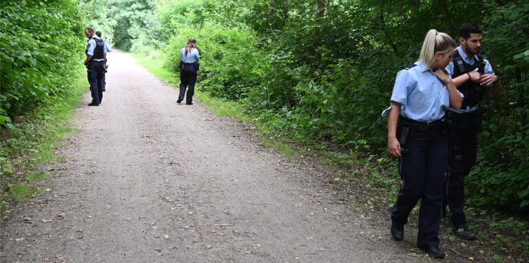 Polizeibeamte bei der Spurensuche: Die Tat konnte jetzt aufgeklärt werden.
