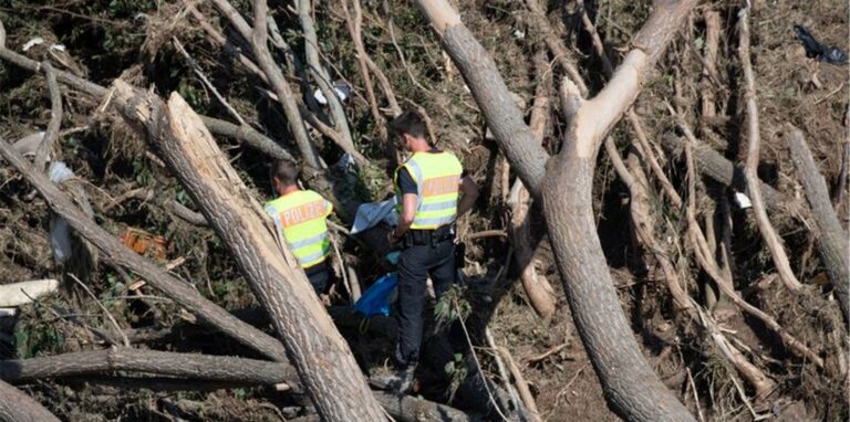 Polizisten im Einsatz nach dem Unwetter in Rheinland-Pfalz. Foto: Boris Roessler/dpa