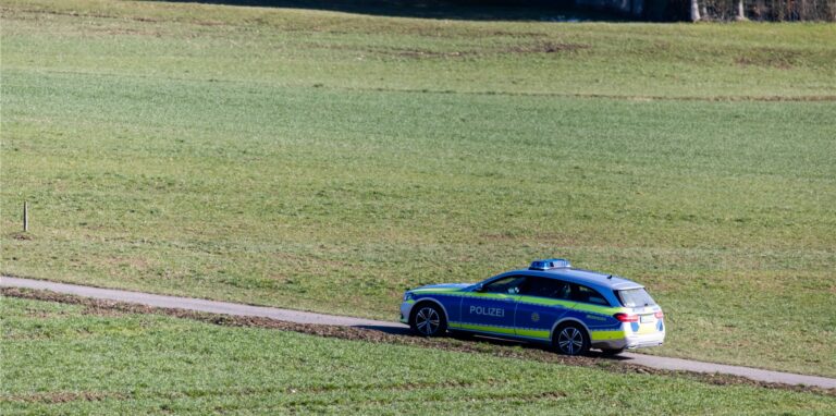 Ein Mann wurde Ende Juni blutüberströmt auf einem Feldweg gefunden. (Symbolbild)