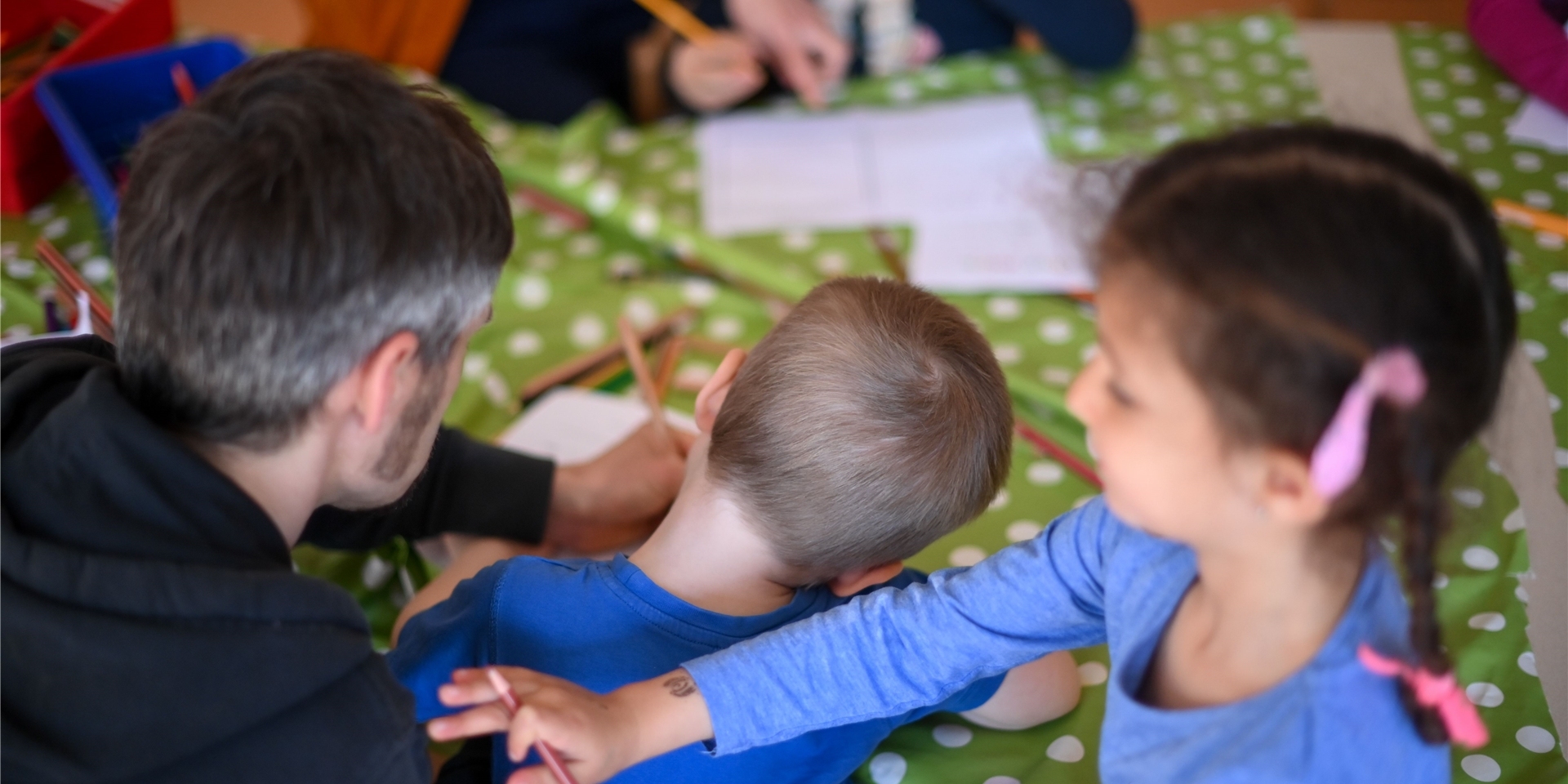 Im August bekommen Familien mit geringem Einkommen einen Freizeitbonus für ihre Kinder.