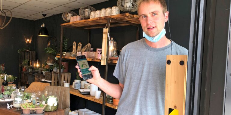Mittels einer Lichtschranke erkennt ein Zähler am Eingang des Frischemarktes Bösing (auf dem Foto Andreas Bösing), wie viele Personen den Laden betreten oder ihn wieder verlassen. Die Zahl wird aufs Handy übertragen, bei einer Überschreitung der Personenbegrenzung erscheint ein Signal.