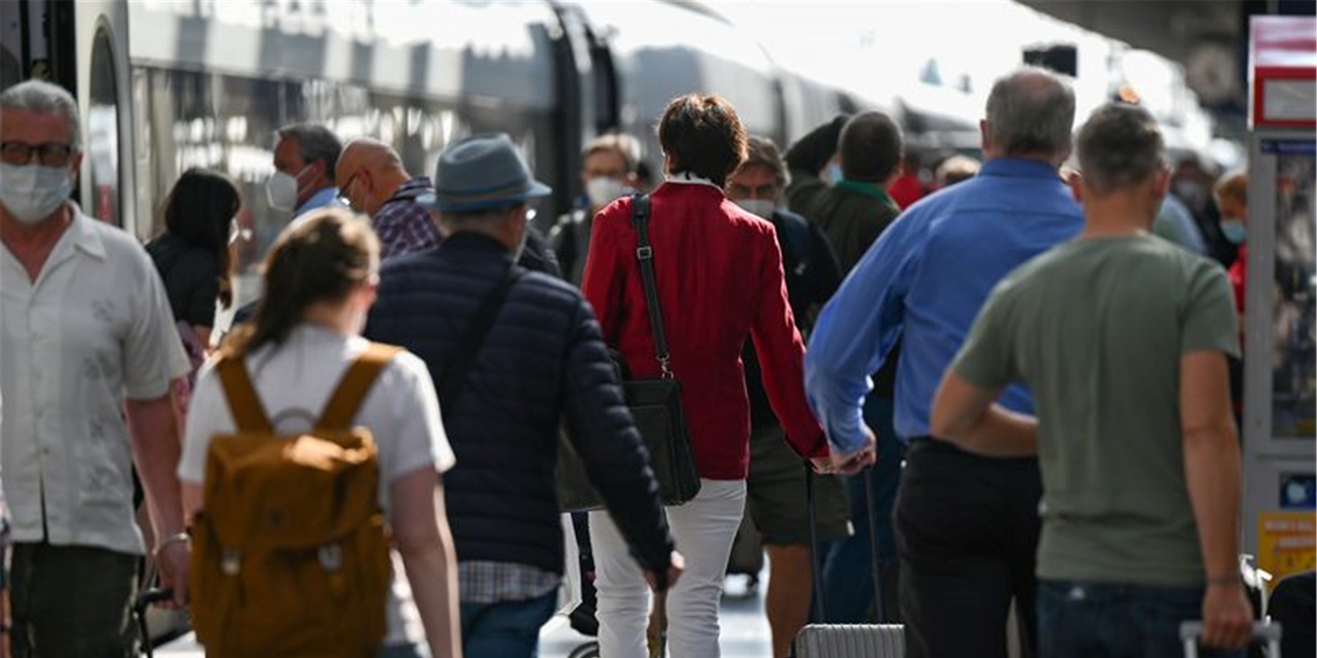 «Alle nicht geimpften Einreisenden nach Deutschland müssen sich künftig testen lassen – egal ob sie mit dem Flugzeug, Auto oder der Bahn kommen», sagt Jens Spahn. Foto: Arne Dedert/dpa