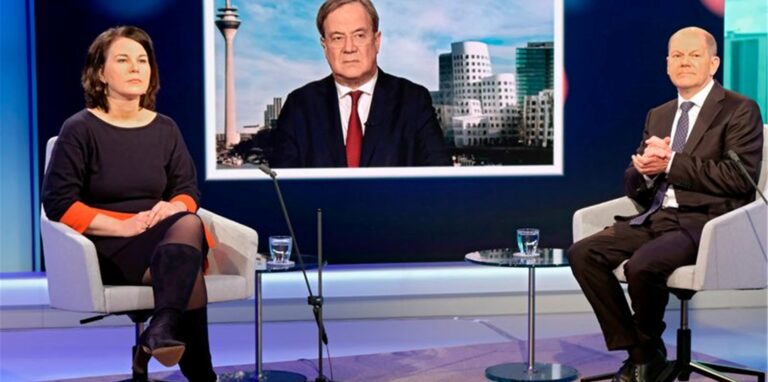 Die Kanzlerkandidaten von Union und SPD, Armin Laschet und Olaf Scholz neben der Mitbewerberin von den Grünen Annalena Baerbock. Foto: Oliver Ziebe/WDR/dpa