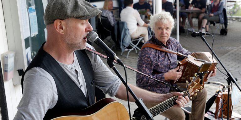 Gesang, Akkordeon, Gitarre: „The Neckbellies“ brachten eine neue Klangfarbe zum Sommer am See.