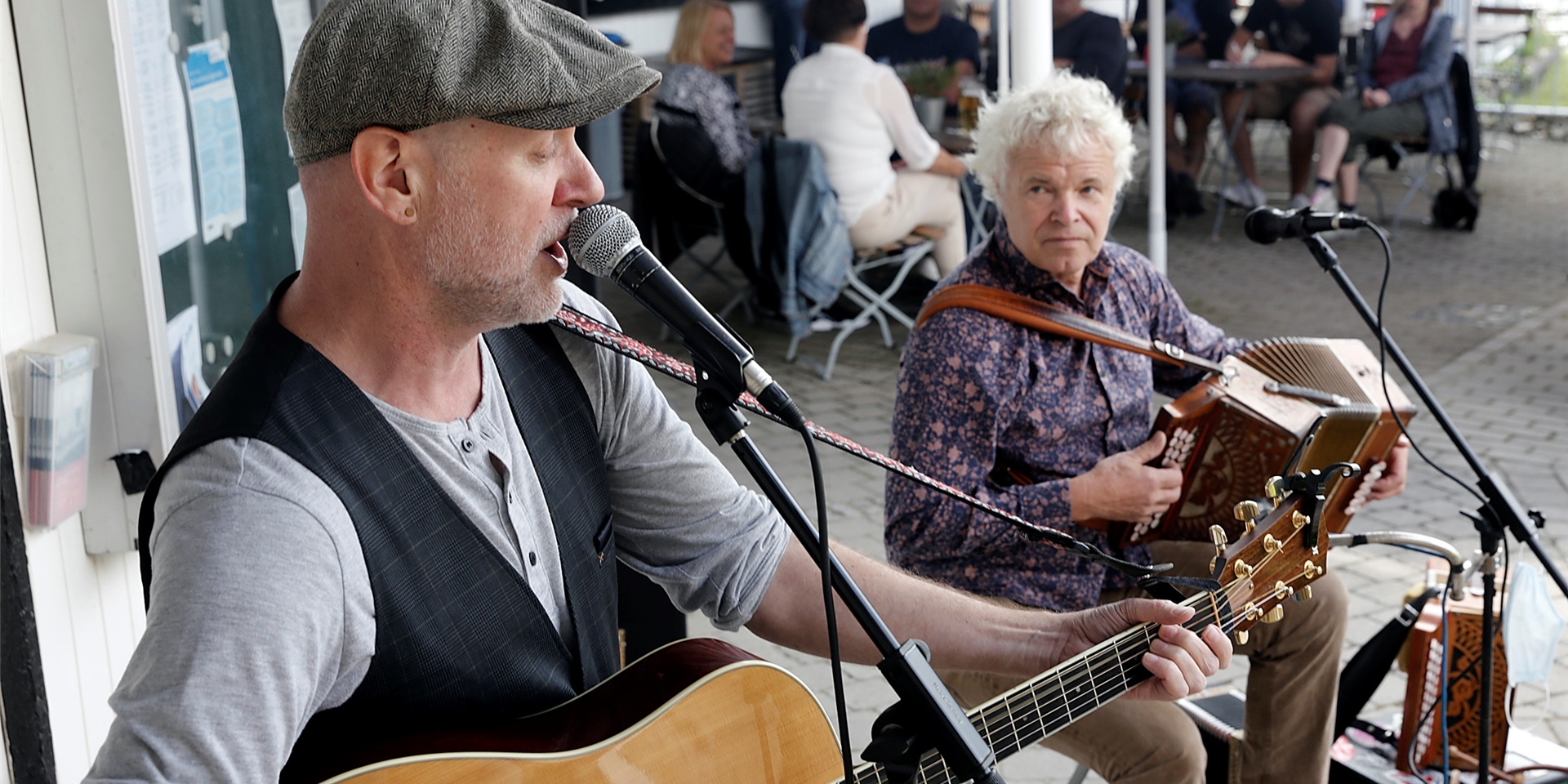 Gesang, Akkordeon, Gitarre: „The Neckbellies“ brachten eine neue Klangfarbe zum Sommer am See.
