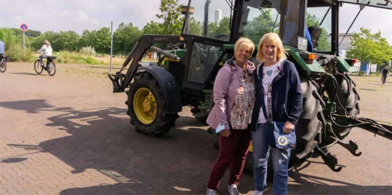 Die beiden Freundinnen Martina Ostendorf (links) und Heidi Dudek sind sehr glücklich an der Planwagentour teilgenommen zu haben. Sie wissen zu schätzen, was die Organisatoren ehrenamtlich auf die Beine gestellt haben.