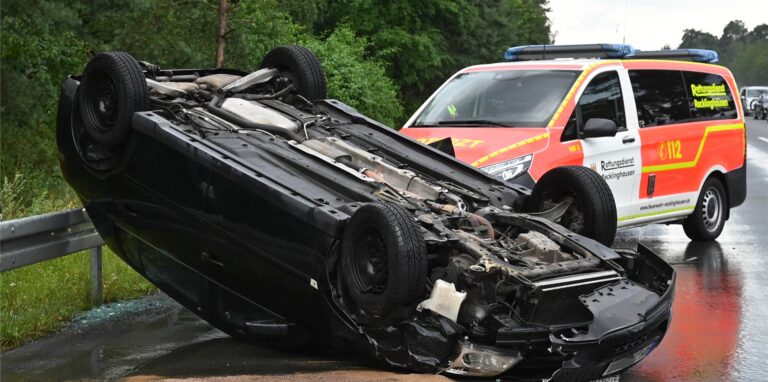 Eines der am Unfall auf der A 31 beteiligten Fahrzeuge überschlug sich und landete auf dem Dach.