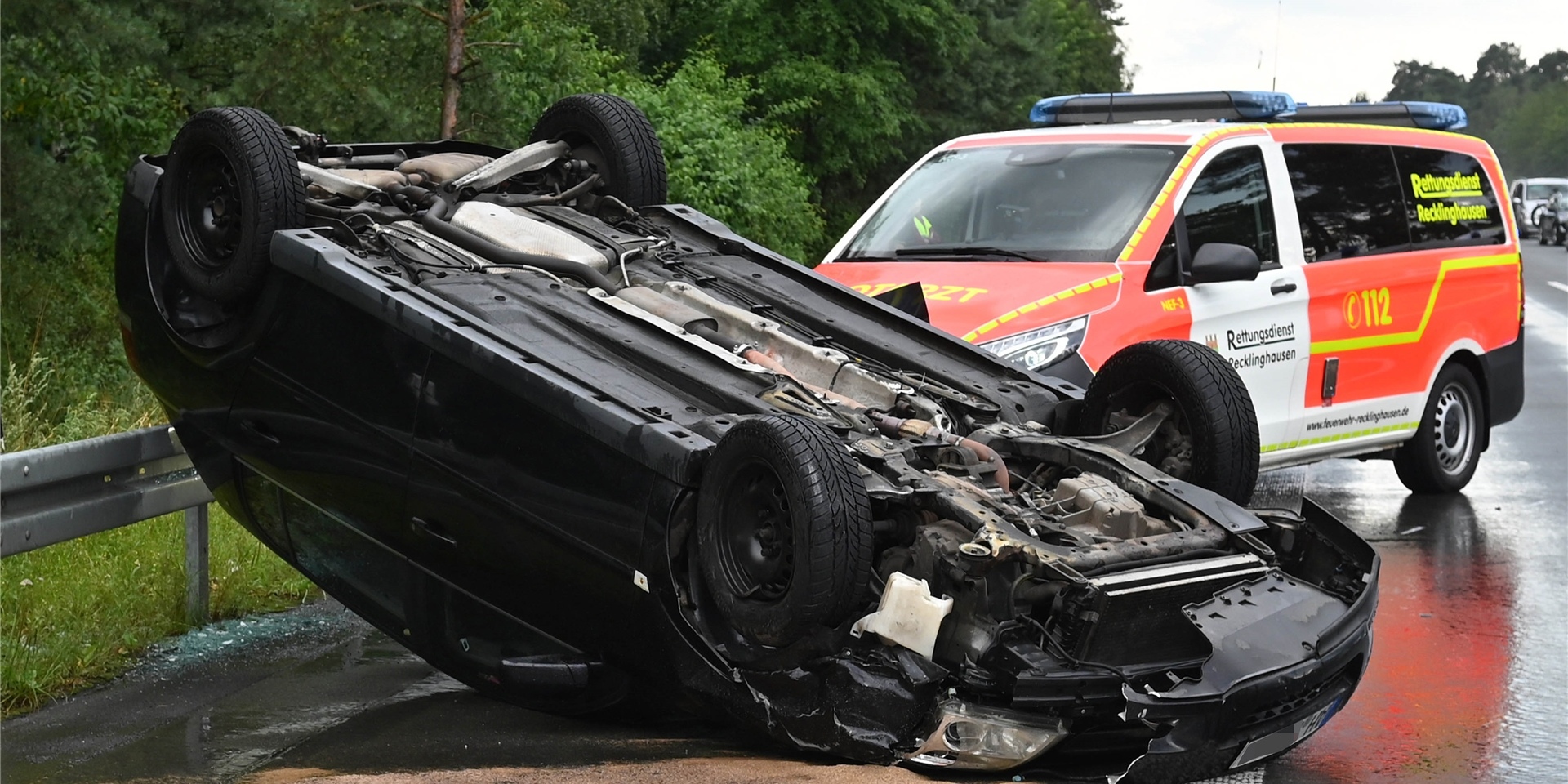 Eines der am Unfall auf der A 31 beteiligten Fahrzeuge überschlug sich und landete auf dem Dach.