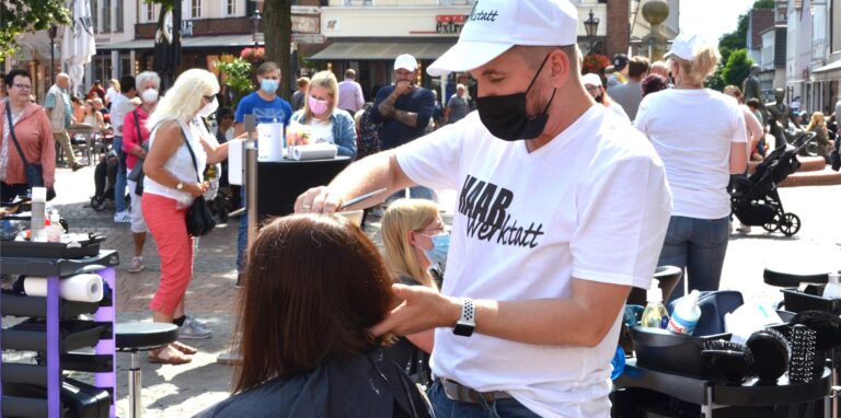 Sascha Kemper, Inhaber der Haarwerkstatt, organisierte mit Heike Uekötter vom Salon Haar Zwei Ooh eine bemerkenswerte Aktion zugunsten der Flutopfer.