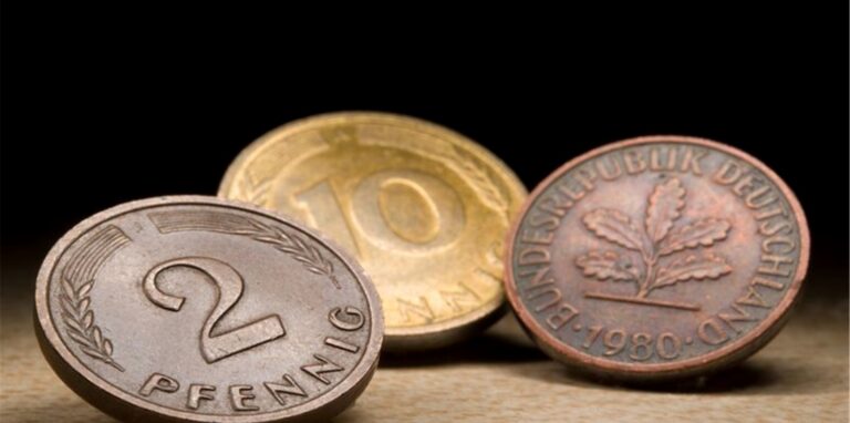 Pfennigstücke liegen auf einem Tisch nebeneinander. Anfang des Jahres 2002 löste das Euro-Bargeld die D-Mark ab. Foto: Sebastian Gollnow/dpa
